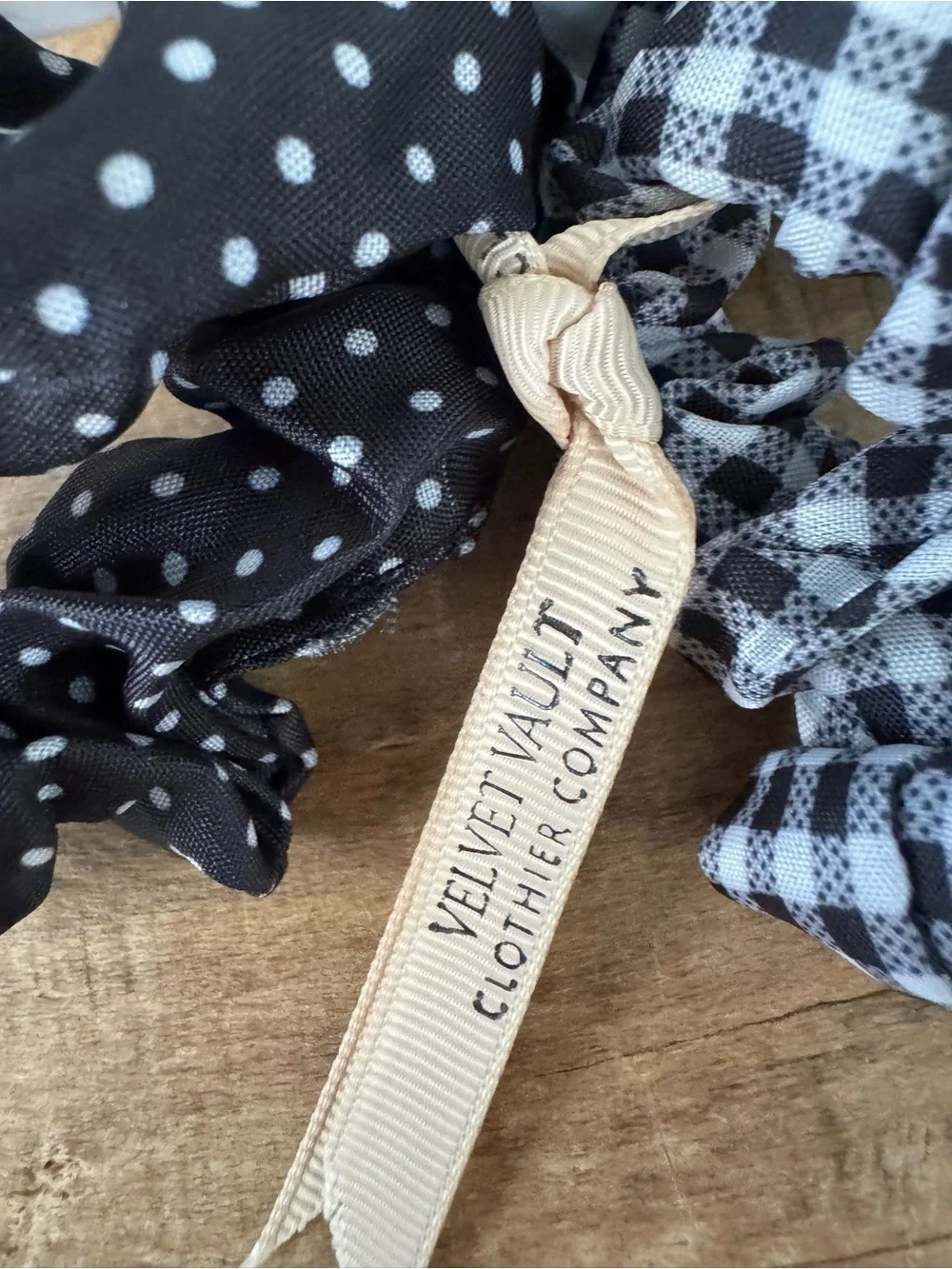 NWT Velvet Vault 5 Pack Scrunchies ~ black white gray 💕